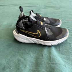 $20 Nike Flex Runner 2 kid size 13c Black Metallic Gold