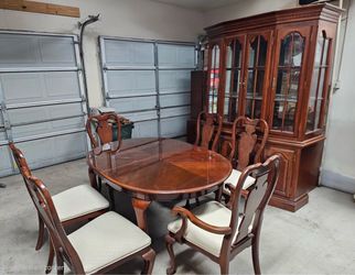 Beautiful Vintage Universal Furniture Dining Room Set w/ Matching Lighted China Cabinet / Hutch 1992