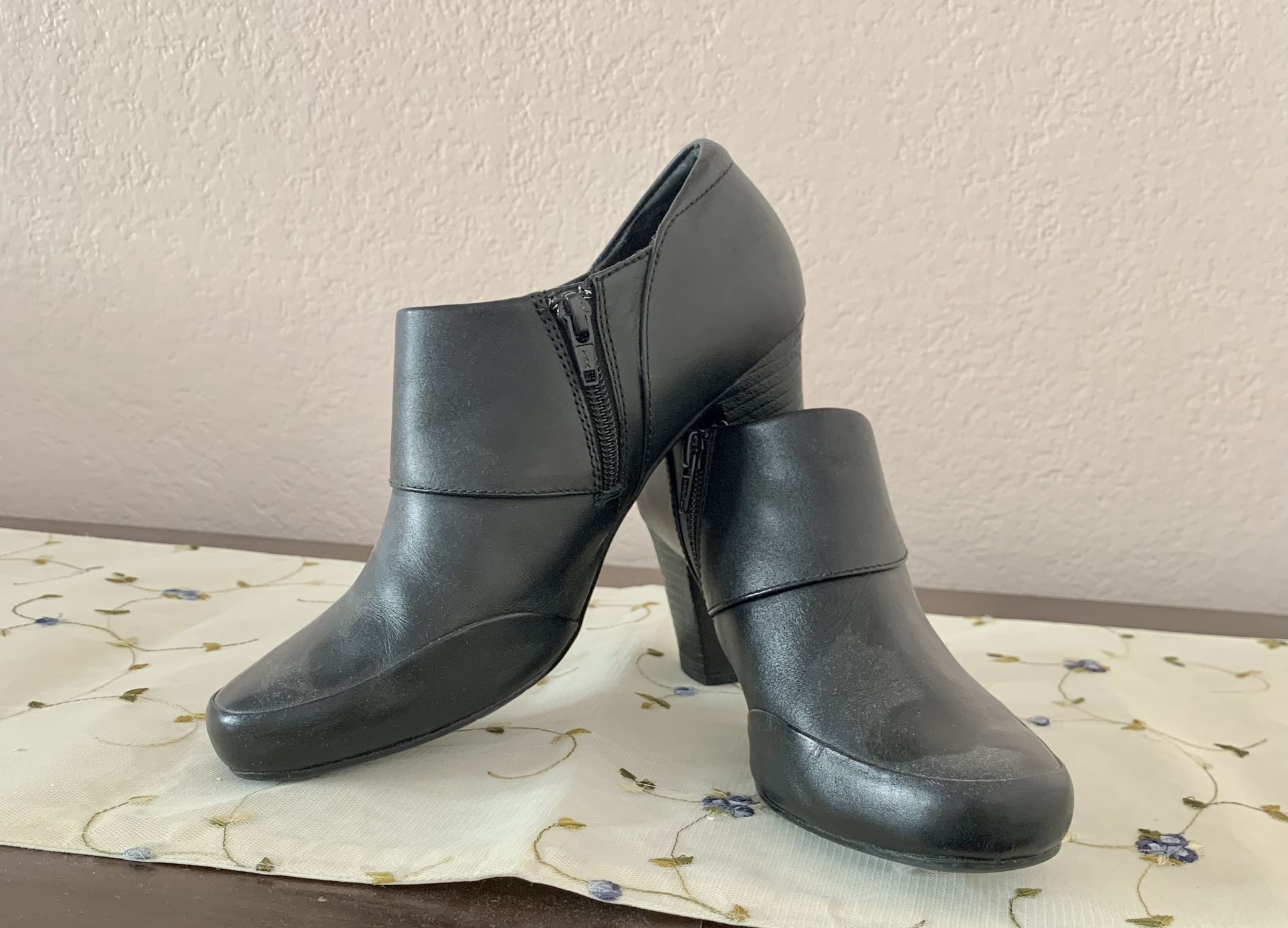 Clark’s Bendables Black Leather Booties Sz 8M