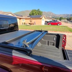 Jeep Gladiator Trifold Bed Cover 