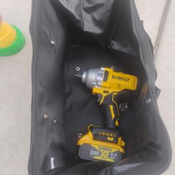 Impacto Wrench De Media Pulgada Y Una Batería De 6 Nuevo $150