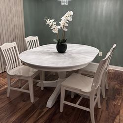Pottery Barn Round Extending Dining Table With 4 Chairs 