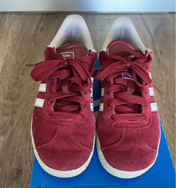Adidas 5 1/2 juniors/7 women’s