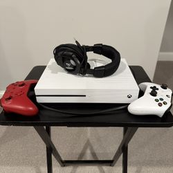 Xbox One S 500gb with 2 controllers, and Turtlebeach PX24 gaming headphones