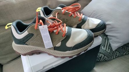 MERRELL HIKING BOOTS