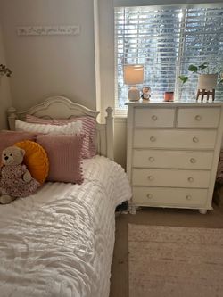White twin beds