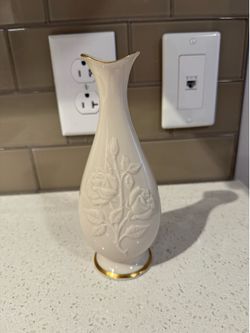 Lenox Sharon bud vase with 24k gold trim- 7 inches by 7.5 inch