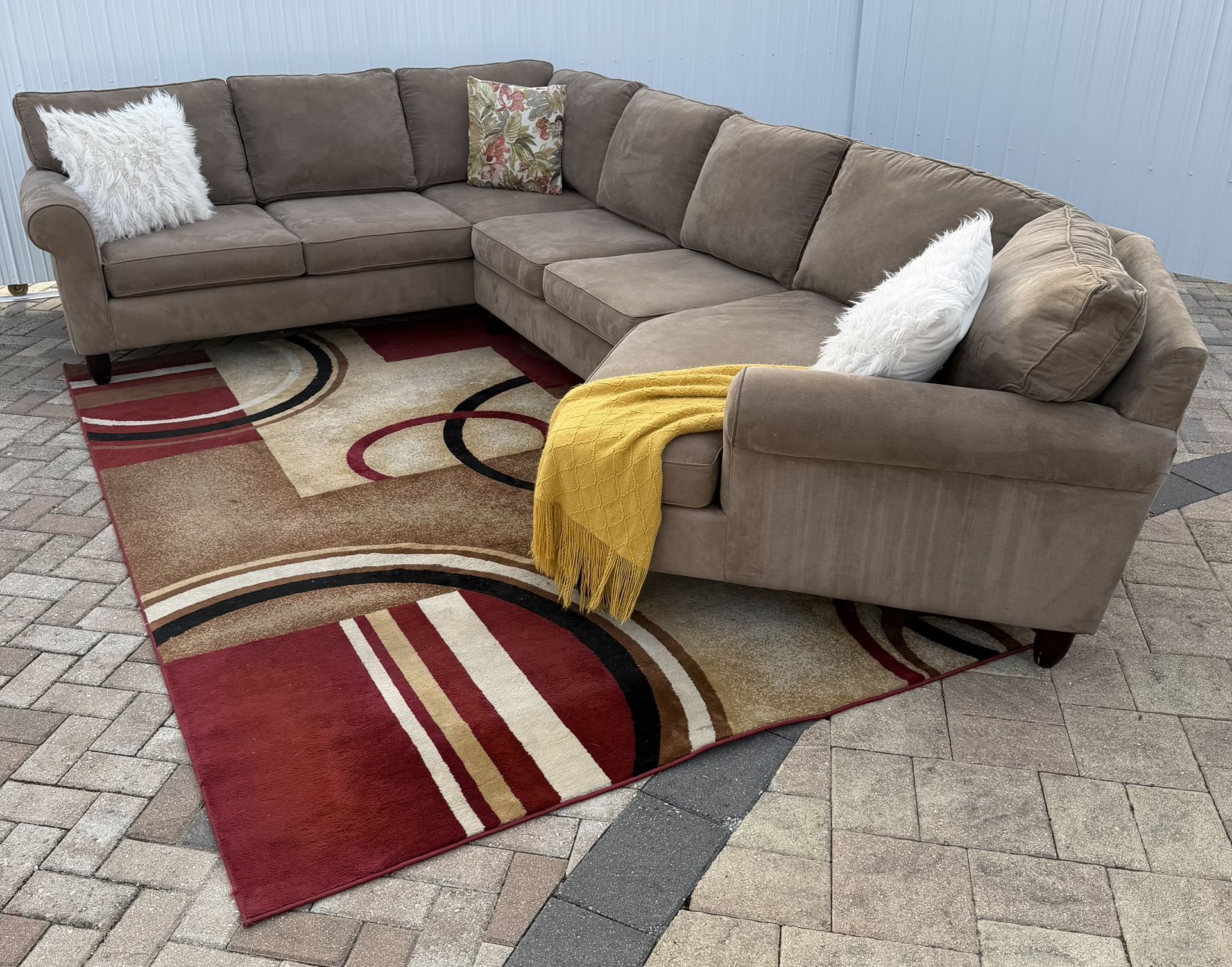 Havertys, 3-Pieces sectional couch with chaise. Delivery available for an additional cost. 