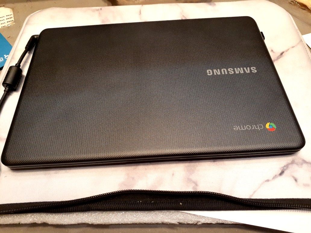 Samsung laptop/ with warranty 11.6 "