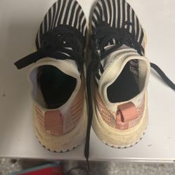 Breathable sports shoes