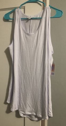 Lularoe 3XL tank. Fits more like XL or 2XL. Wrinkled from shipping, but this tank is brand new with tags. I will steam it if you’d like.