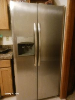 LIKE NEW, STAINLESS STEEL SIDE by SIDE FRIDGE