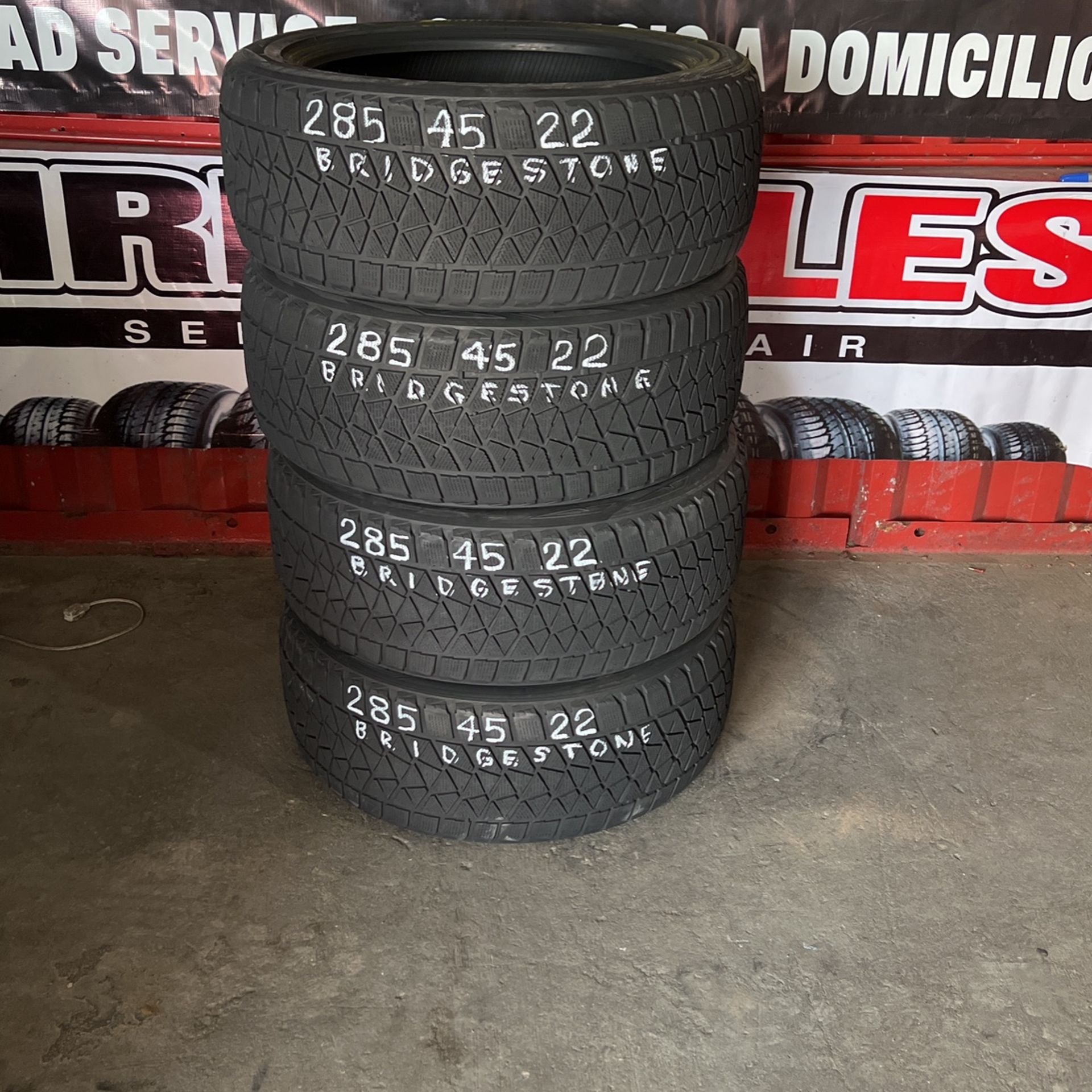 Set Of 4 Tires 285/45R22 Bridgestone