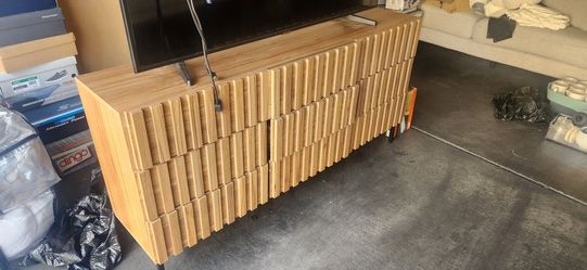 Dresser/TV stand (9 drawers)