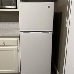 GE 11.6 cu. ft. Top-Freezer Refrigerator