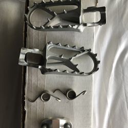 KTM 500 Stock Foot Pegs And Bar Mounts