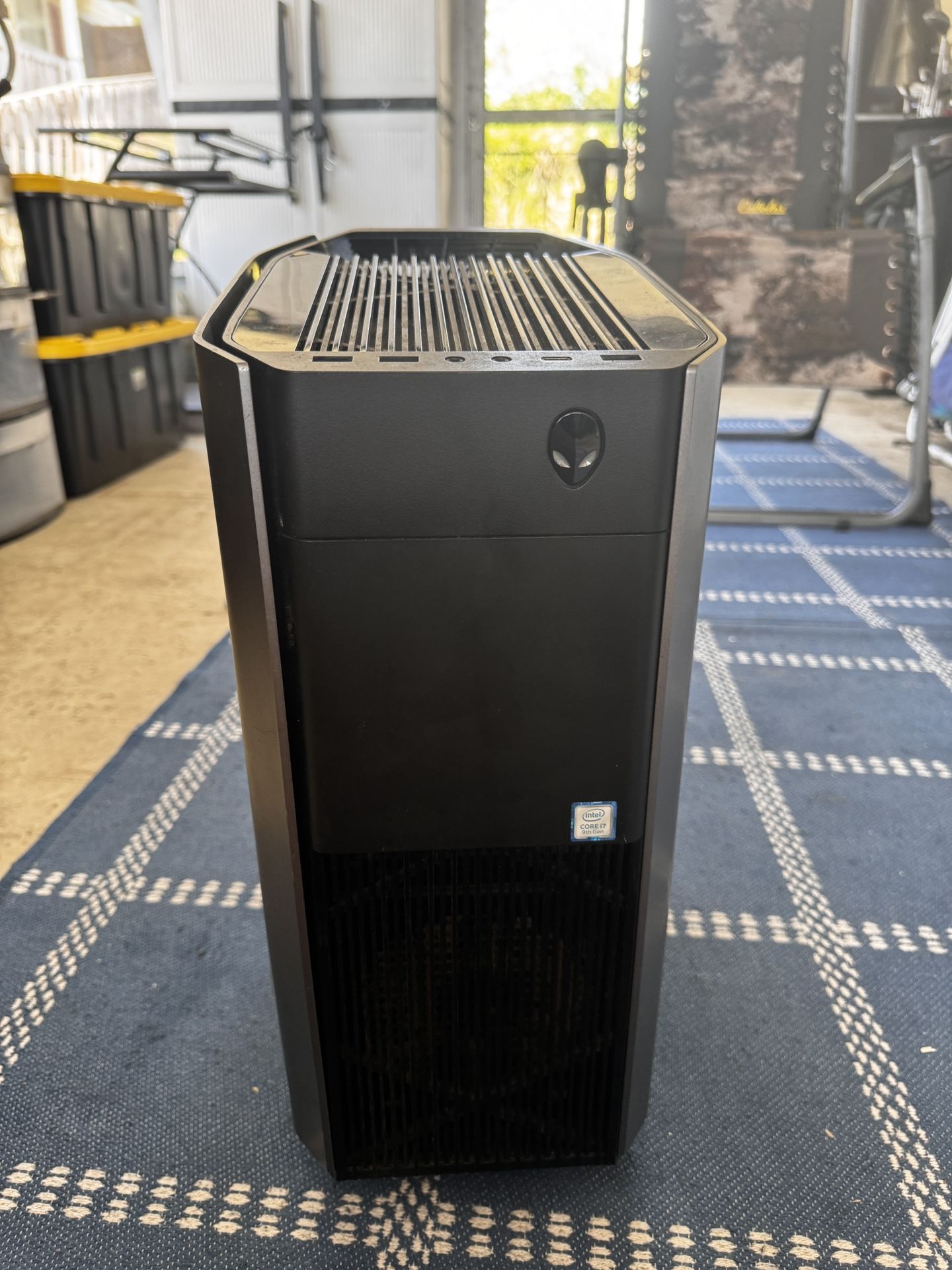 Alienware Aurora R8 - i7-9700k w/ 16GB RAM