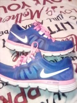 Gently Used Womens Blue/pink NIKE tennis Shoes. Size 8.5 Great Condition 