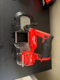 2529-20 para Milwaukee M12 FUEL 12V Sierra de banda compacta inalámbrica Longitud 14.1 pulgadas Ancho 8 pulgadas Altura 6 pulgadas.