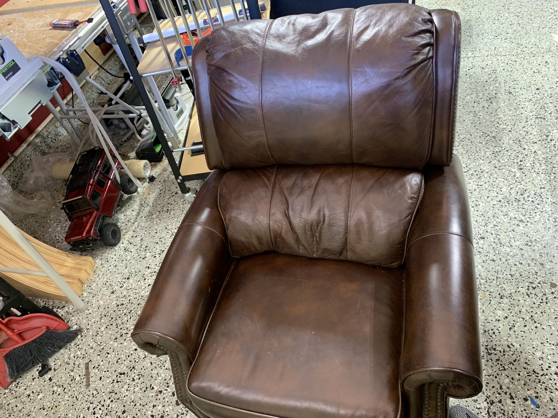 Lazyboy reclining Carleton brown leather chair. for Sale in Yorba