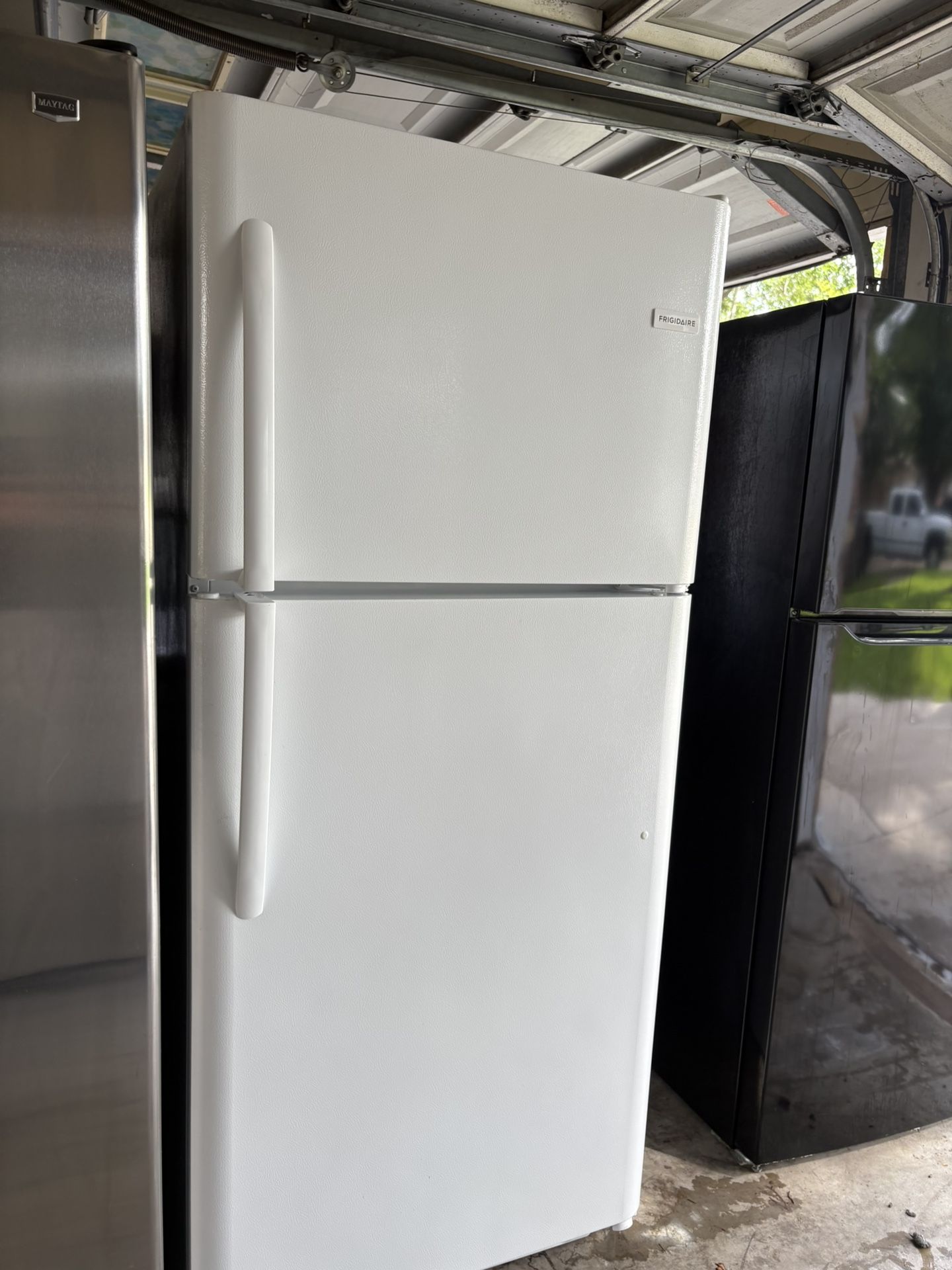 FRIGIDAIRE 30 INCHES REFRIGERATOR TOP FREEZER TRABAJA BIEN
