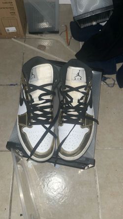 Nike Air Jordan 1 Retro Mid SE "Metallic Gold