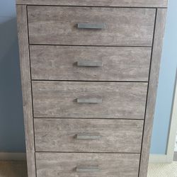 Dresser And 2 Nightstands 