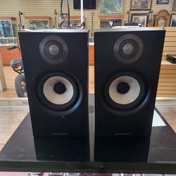 Bowers and Wilkins 607 audio speakers