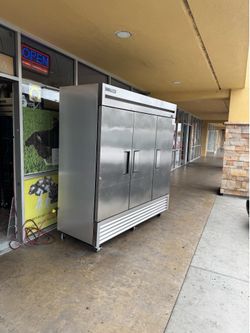 True commercial freezer LED