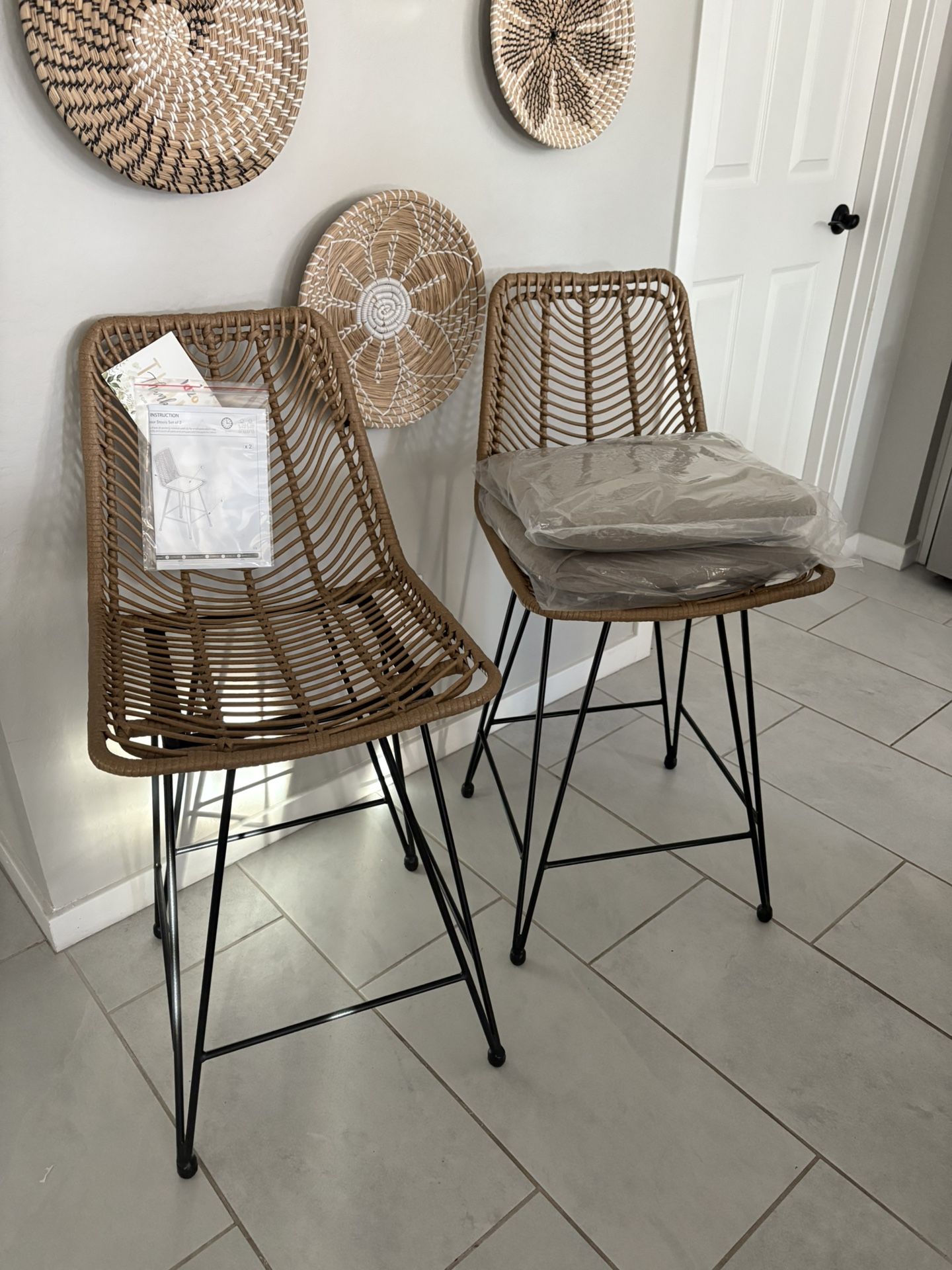 Brand New 2 Counter Height Bar Stools .. Indoor Or Outdoor. Comes With A Cushion Boho / Coastal