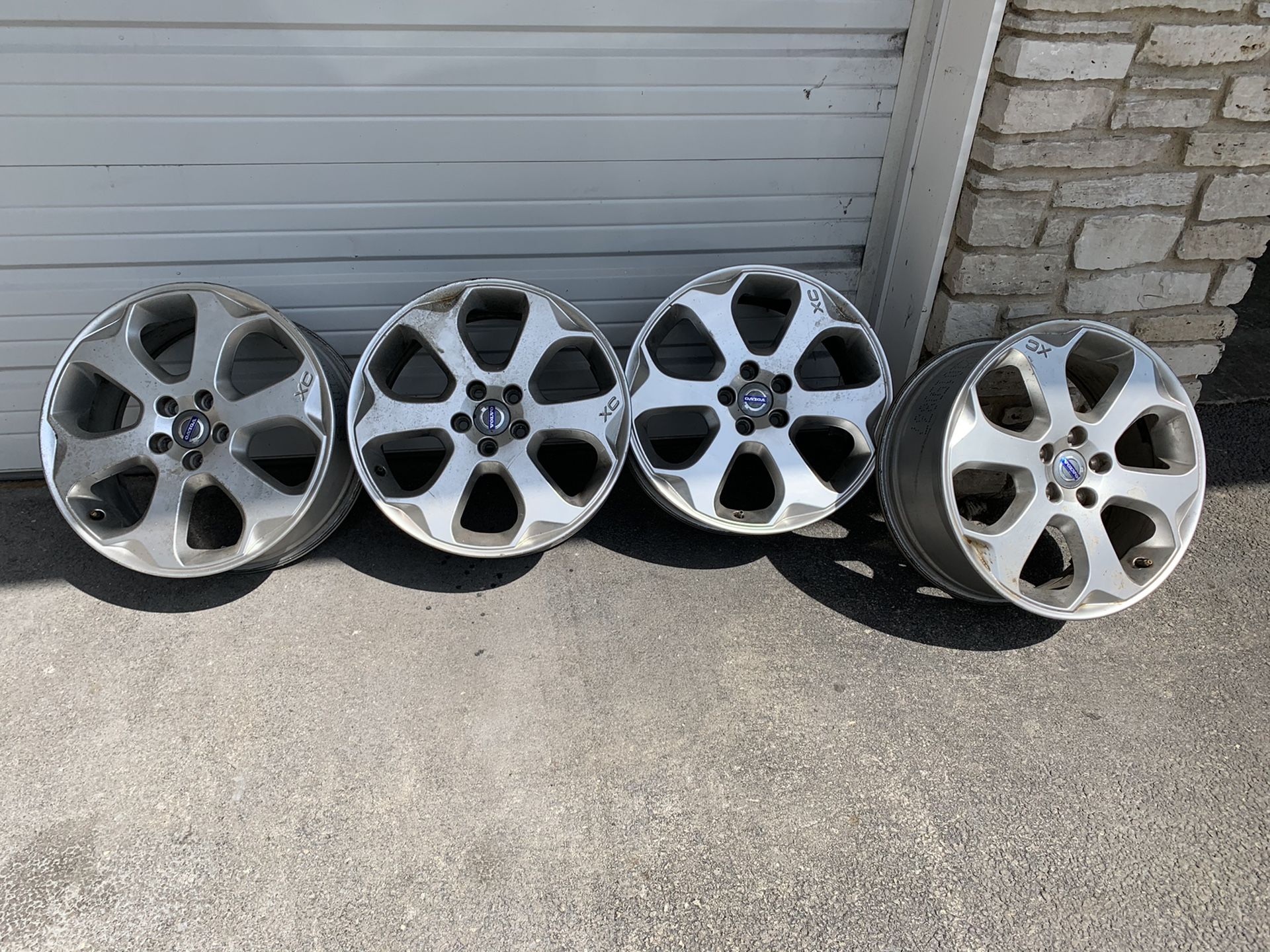 SET OF 4 VOLVO XC ALUMINUM RIMS . VERY GOOD CONDITION