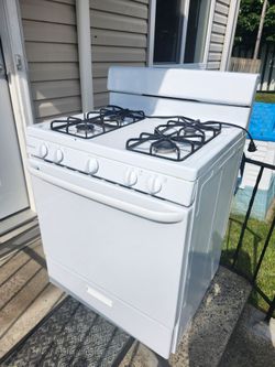 Hotpoint 30-in 4 burners 4.8-cu ft Freestanding Natural Gas Range ( White )