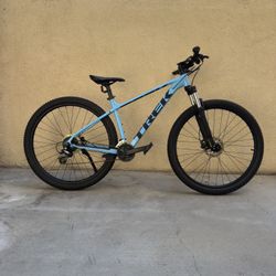 Trek Marlin 5 M/L 29 In Wheel Mountain Bike 