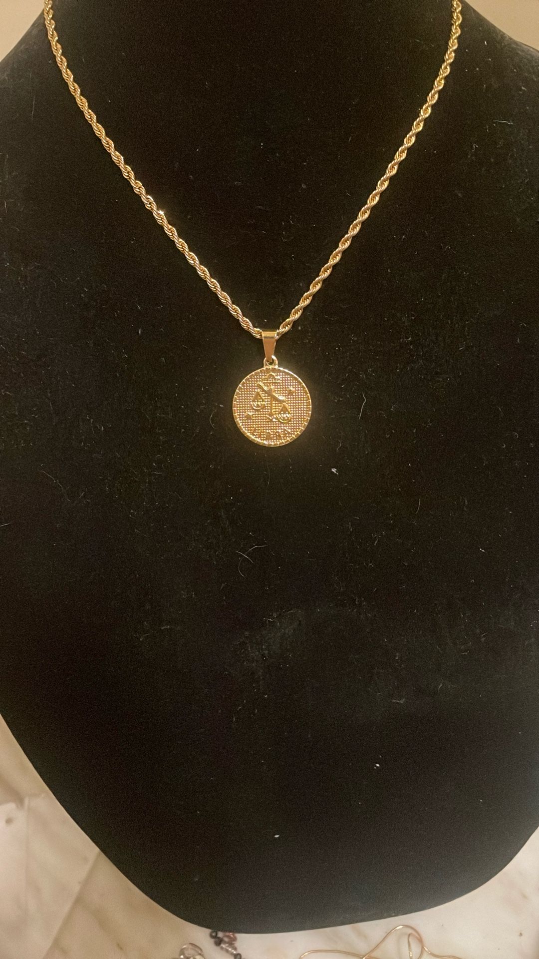 Gold men chain with pendant