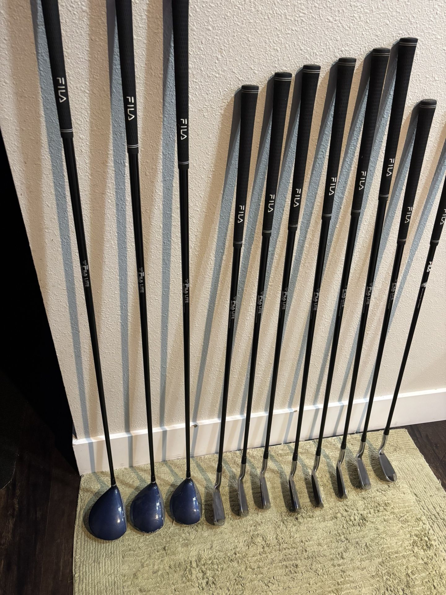 Set of golf clubs new light condition grips are perfect. Just have some bag chatter on the drivers.