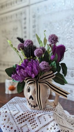 💀 Betelgeuse – Spooky Glam Skull Floral Arrangement