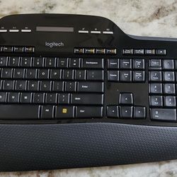 Bluetooth Keyboard And Mouse  Logitech $80 New Selling For $20.  Wireless