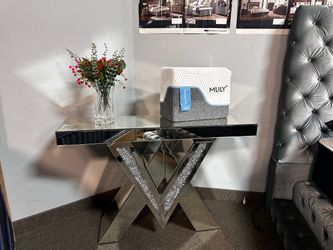 Glamorous entryway table! 🚨🔥 Easy Financing!