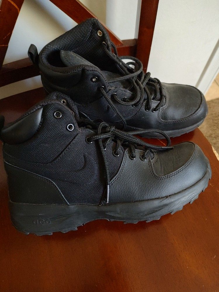 Nike Leather Lace Up Manoa Boots