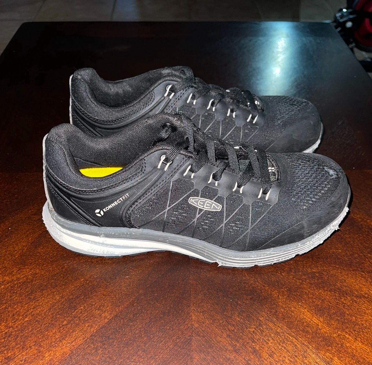 KEEN Work Shoes Sneakers Men Size 8 Gray Low Top Lace Up steel toe utility work Used