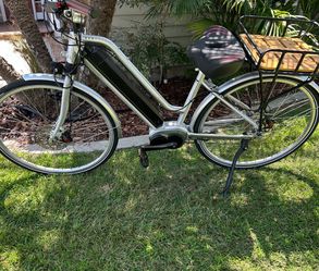 Berlin mod e-bike commuter