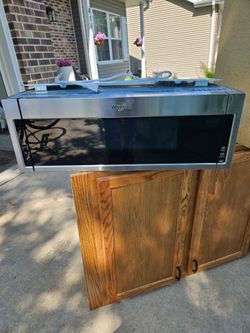Microwave Oven - Whirlpool Under cabinet mount