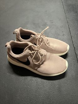 Nike Women’s roshe Pink Black Swoosh Running Size 6.5