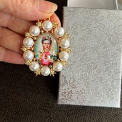 Brand new Frida pendant