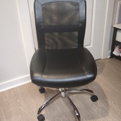 Mainstay Vinyl & Mesh Chair