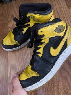 Air Jordan 1 Retro Mid ‘New Love’