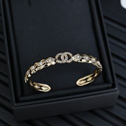 A new women's bracelet