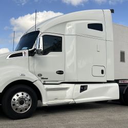 2020 Kenworth T680 Automatic Factory APU Runs And Drives Like New Read All About It Below In Description.