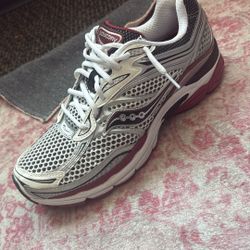 9.5 Men’s Sauconys Omni 9