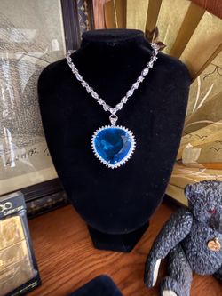 Titanic Heart of the Ocean necklace with display